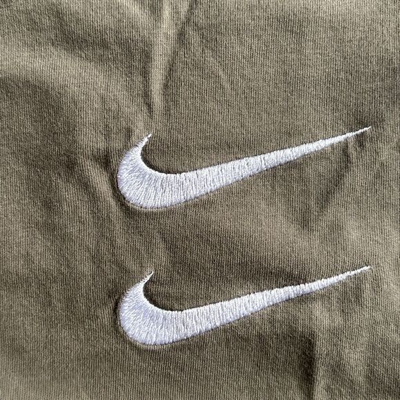 Nike Embroidered Double Snoosh Long Sleeved Green T Shirt Size Medium - Picture 2 of 9